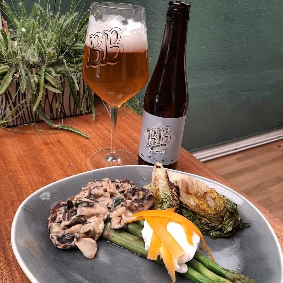 Plat d'asperges accompagné d'une boisson